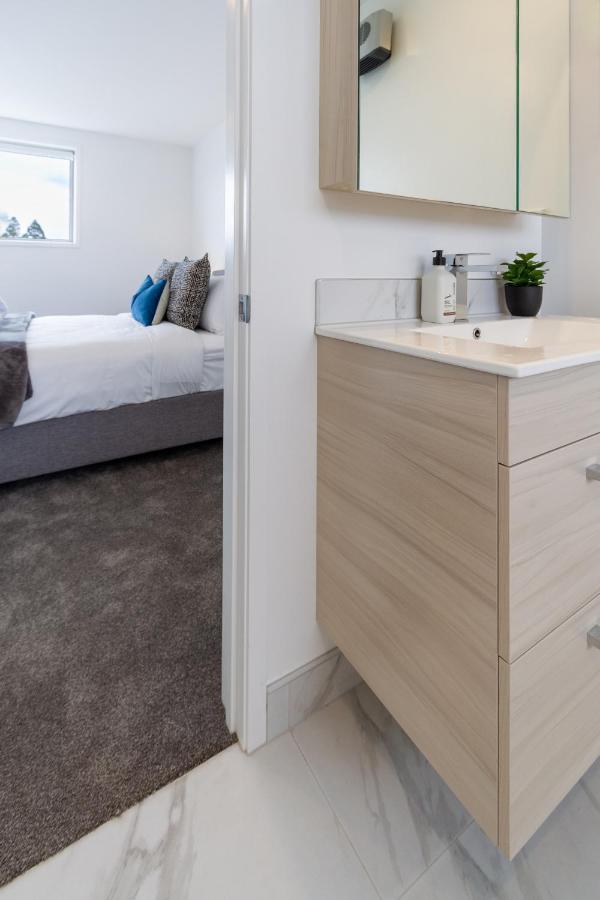 Upper Riccarton Dream - 2 Bed 2 Bath W/Carpark Apartment ไครสต์เชิร์ช ภายนอก รูปภาพ