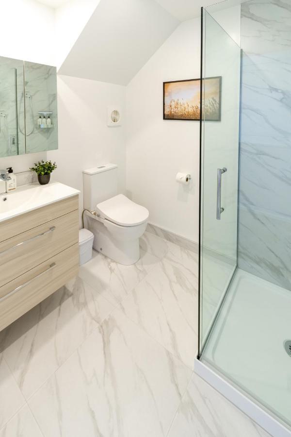 Upper Riccarton Dream - 2 Bed 2 Bath W/Carpark Apartment ไครสต์เชิร์ช ภายนอก รูปภาพ